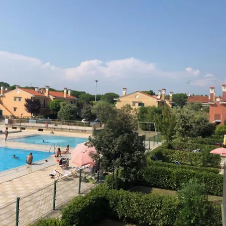 Private Garden And 3 Shared Pools In 4